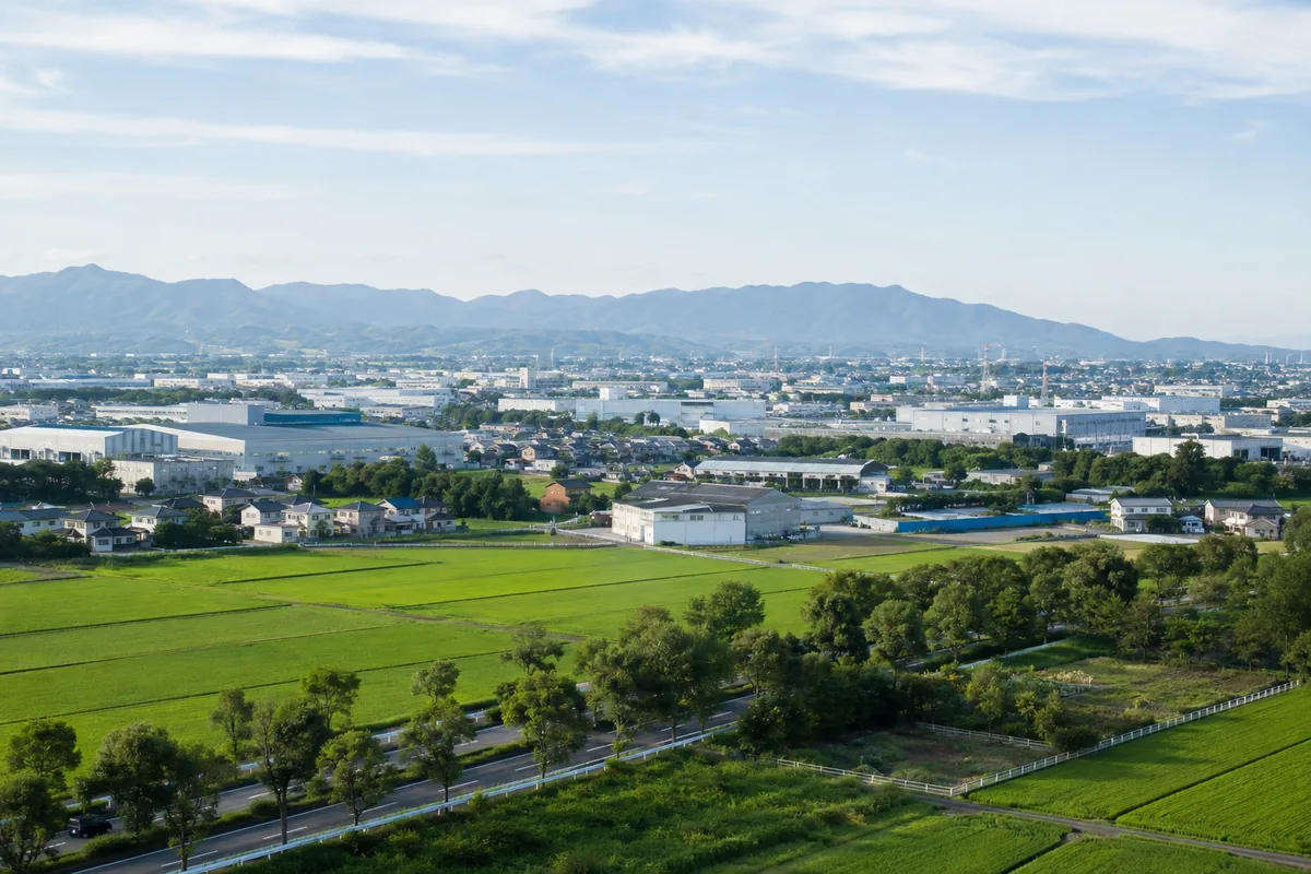 工場地帯と田畑が並ぶ地方都市の朝の風景